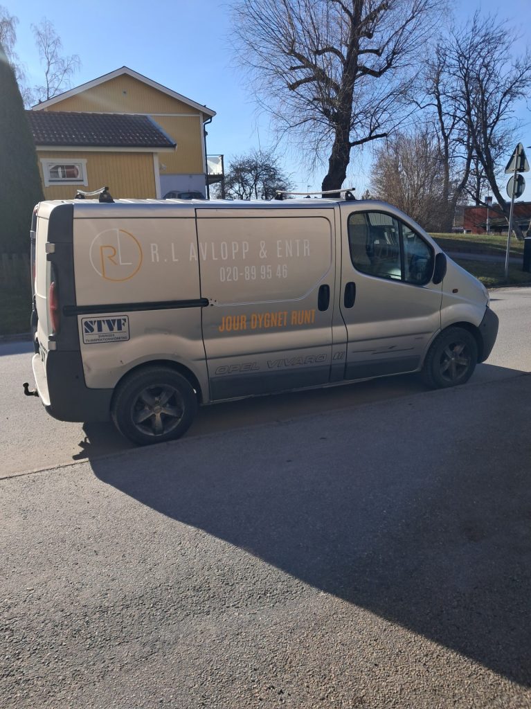 Start 6 RL Avlopps egna spolbil står på gatan i ett villaområde.